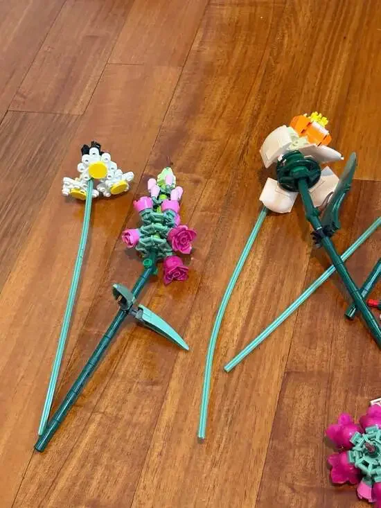 LEGO 10313 Botanical Wildflower Bouquet Set w/ Flowers & Parts – Incomplete - Picture 2 of 5